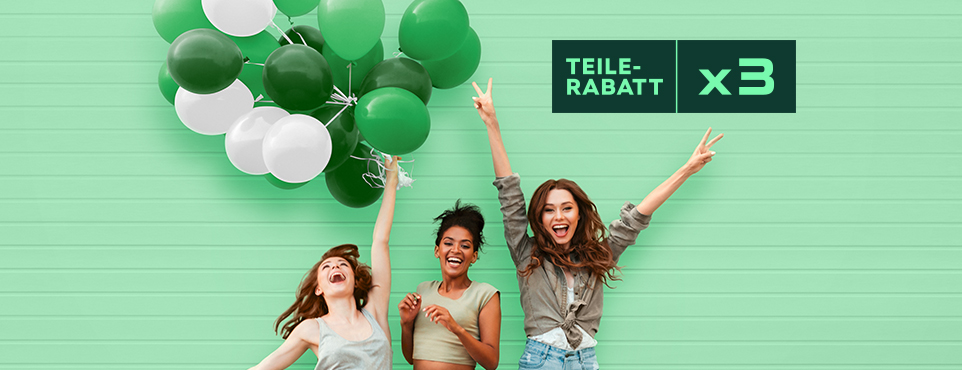 Drei Frauen jubeln und eine hält eine Traube von Luftballon